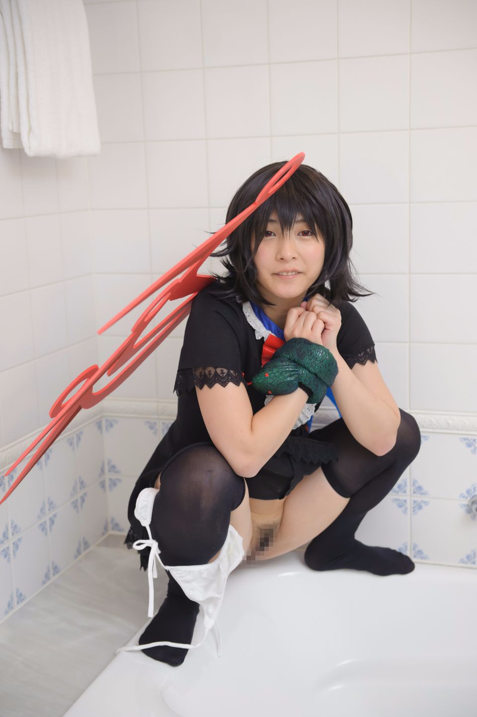 825