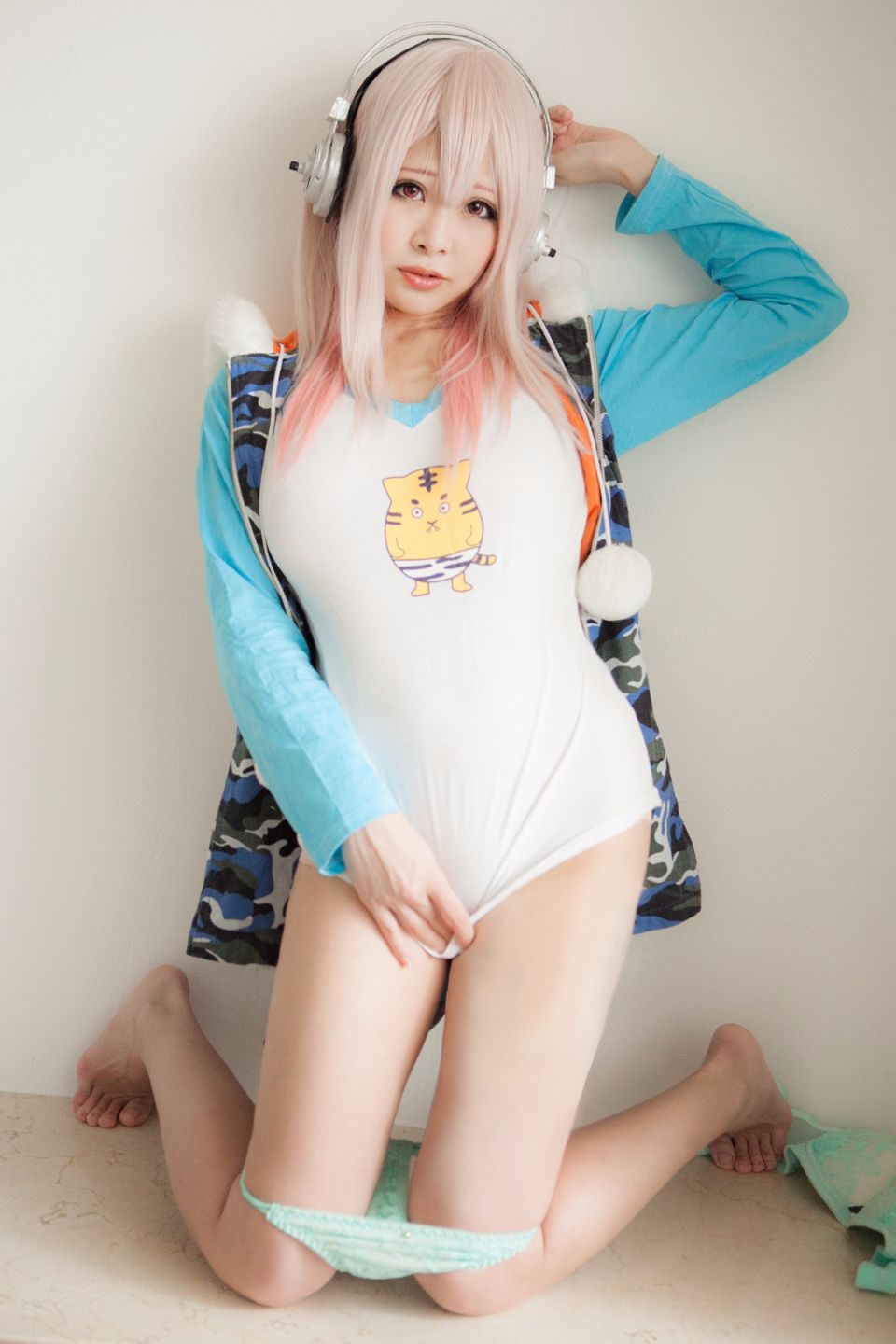 073