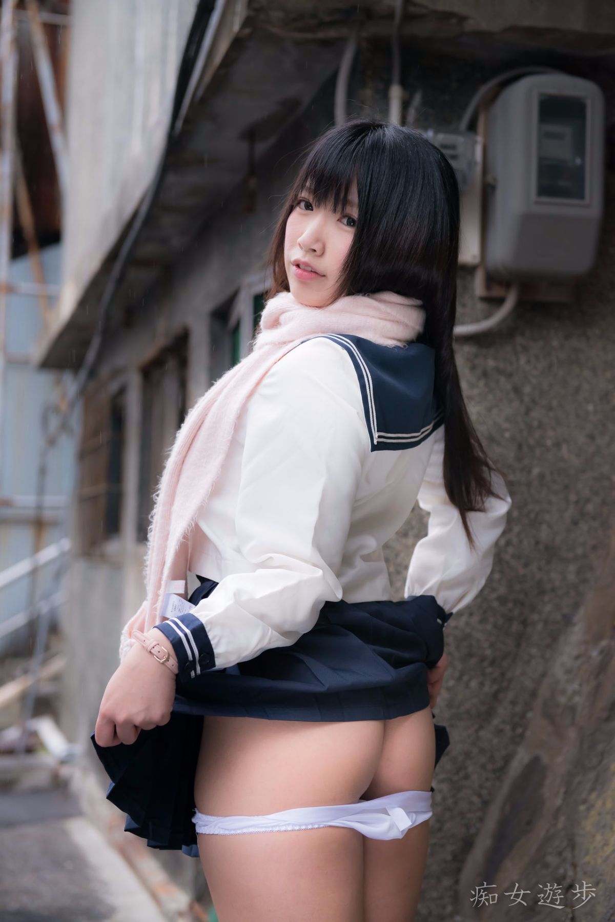 044