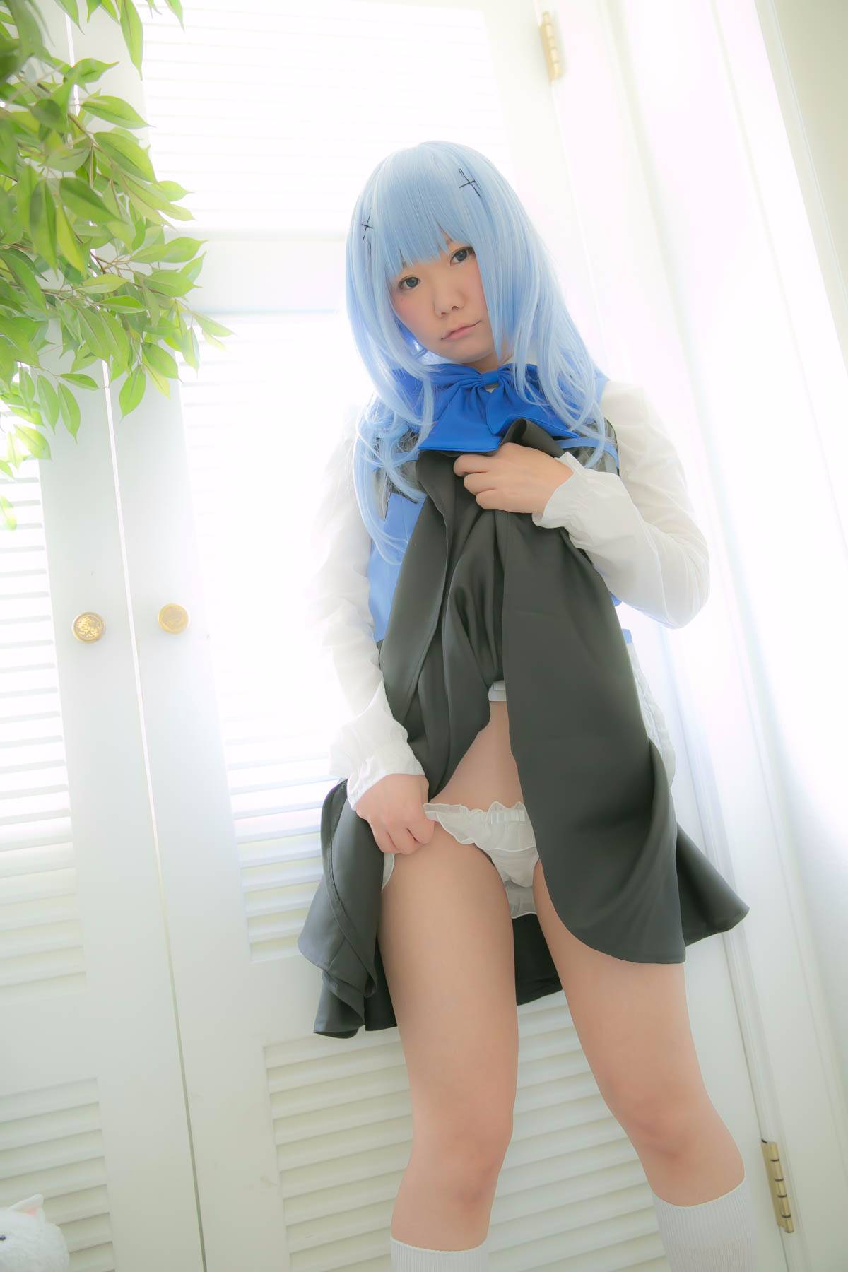 043