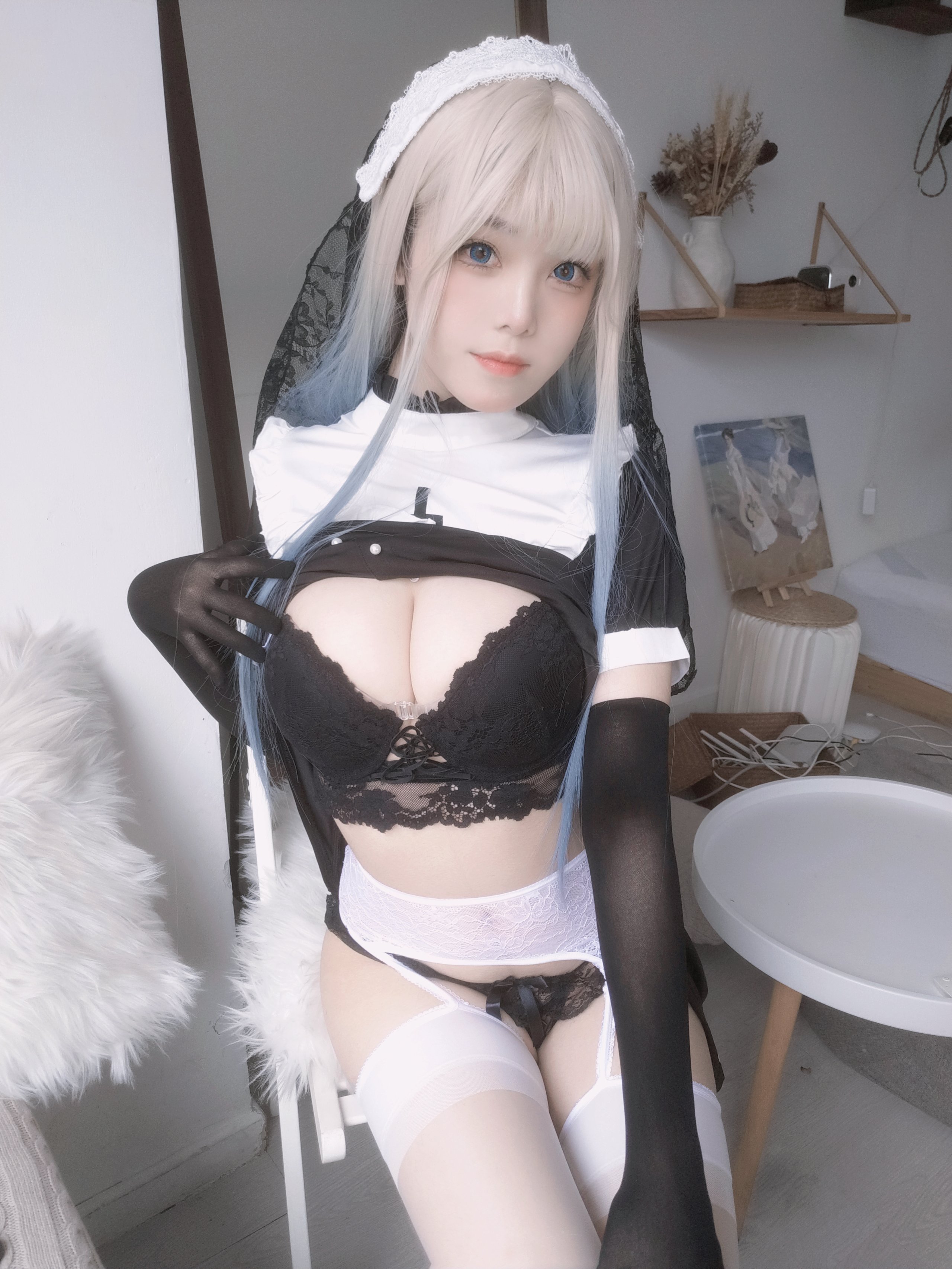(4)
