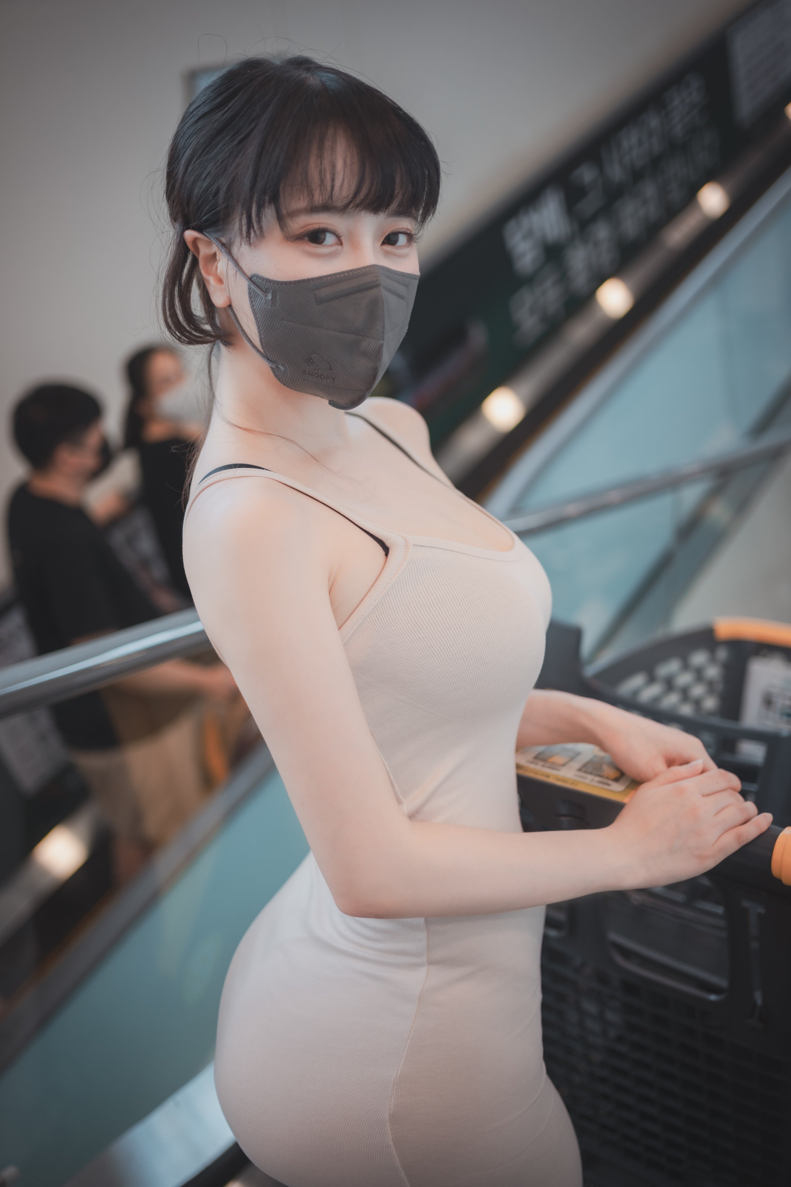 DJAWA-Photo-ZziZzi-New-Town-Bride-Outside-MrCong.com-031