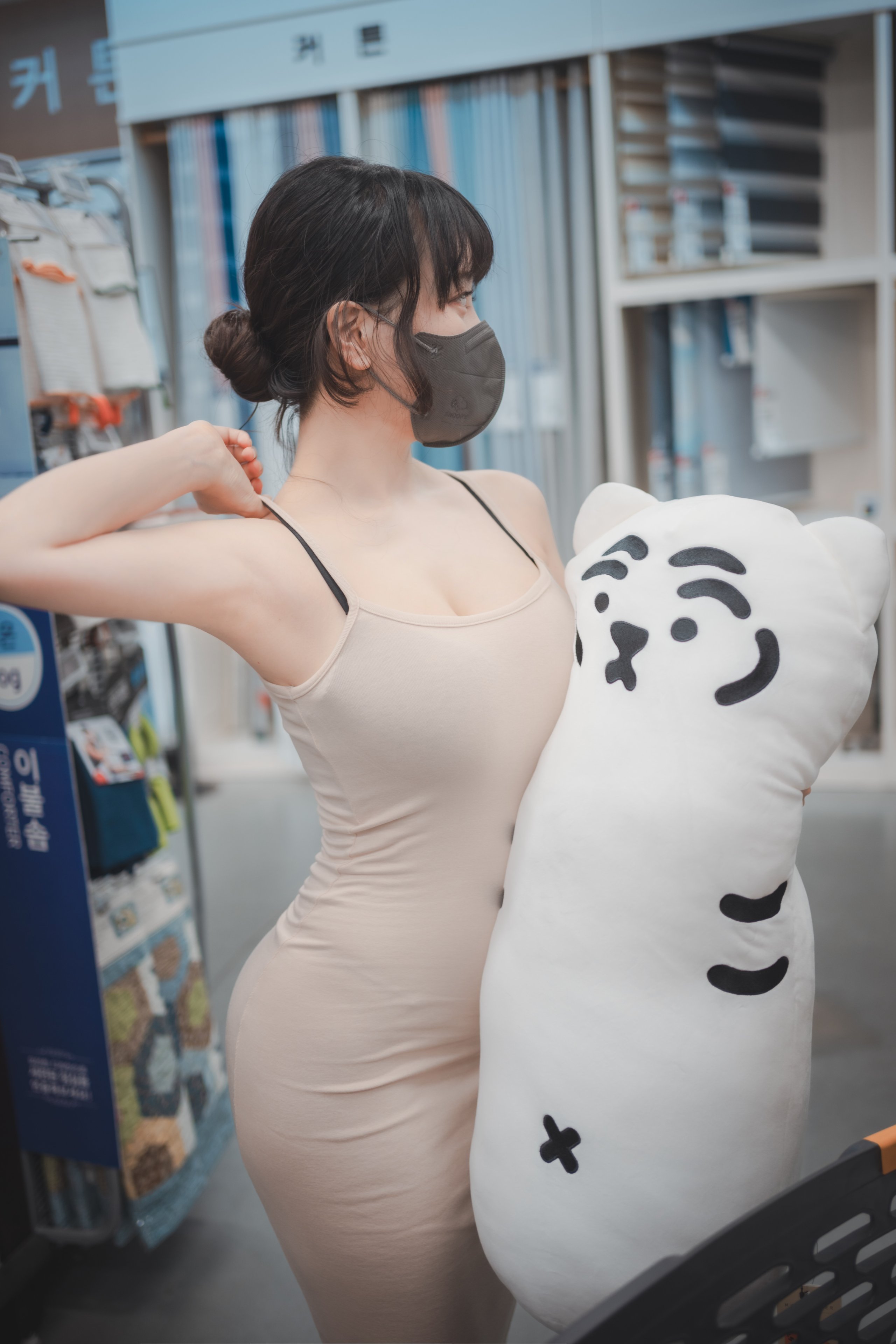 DJAWA-Photo-ZziZzi-New-Town-Bride-Outside-MrCong.com-041