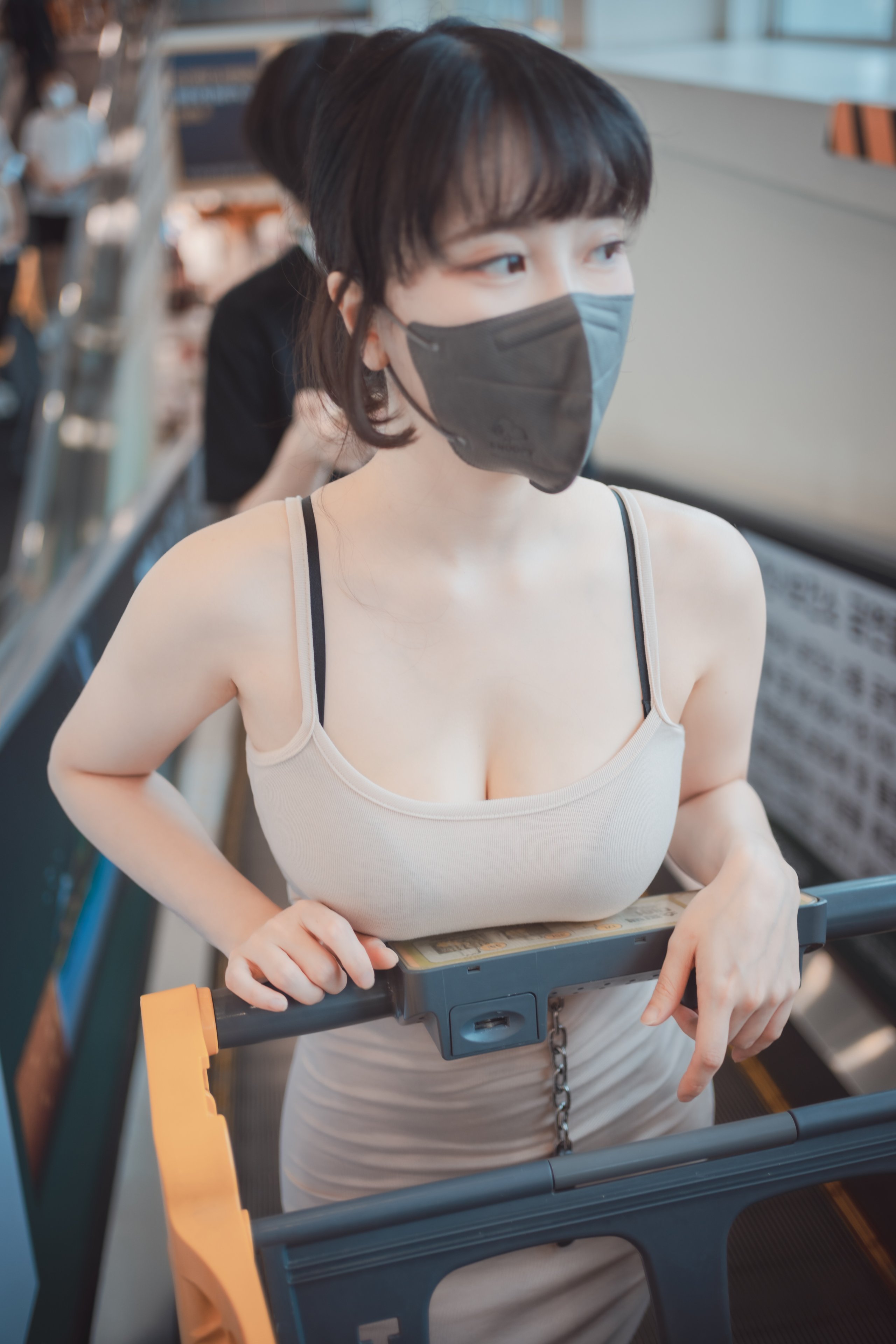 DJAWA-Photo-ZziZzi-New-Town-Bride-Outside-MrCong.com-042