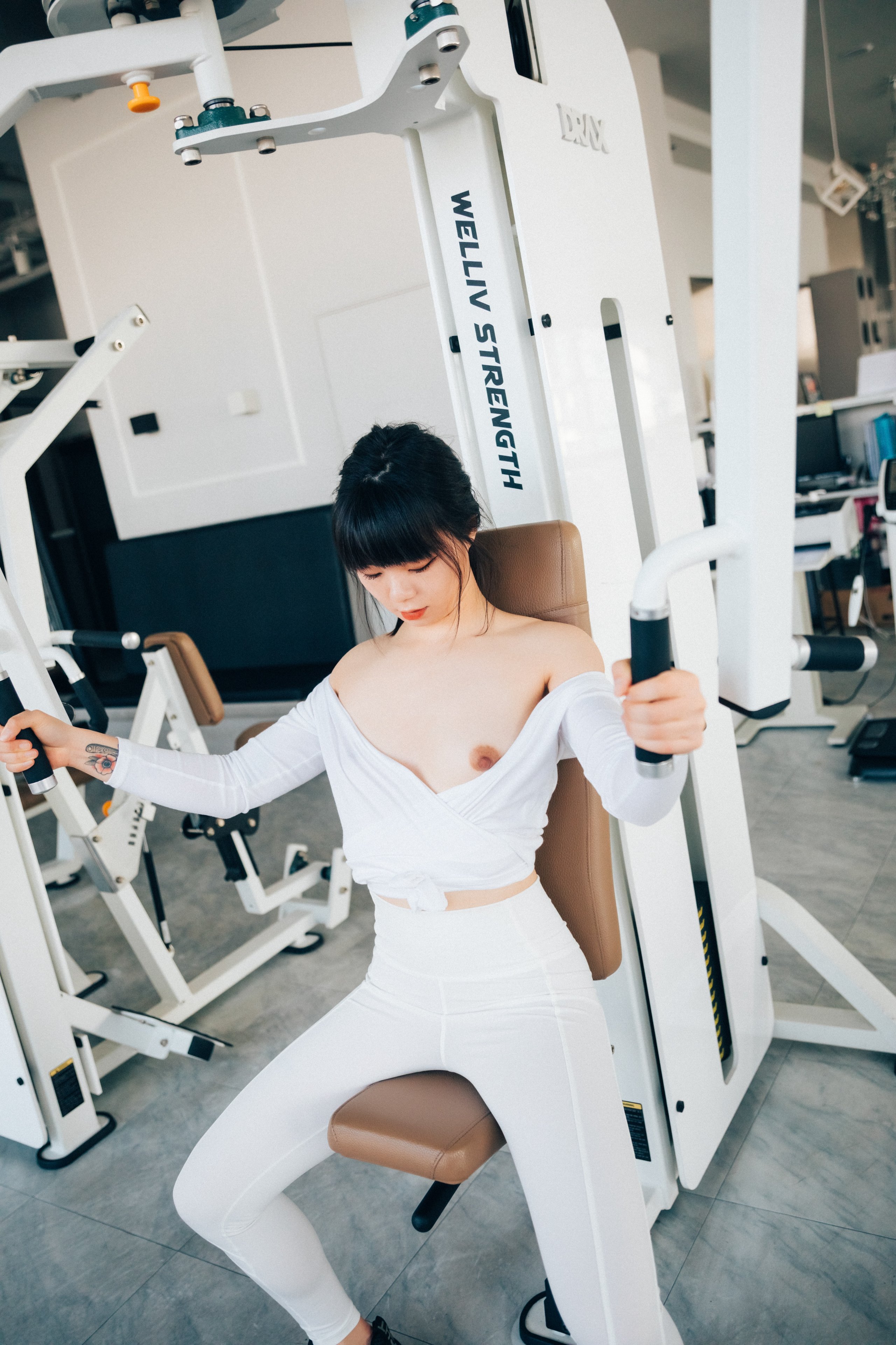 Loozy-Kissme-Strip-Fitness-Uncensored-MrCong.com-006
