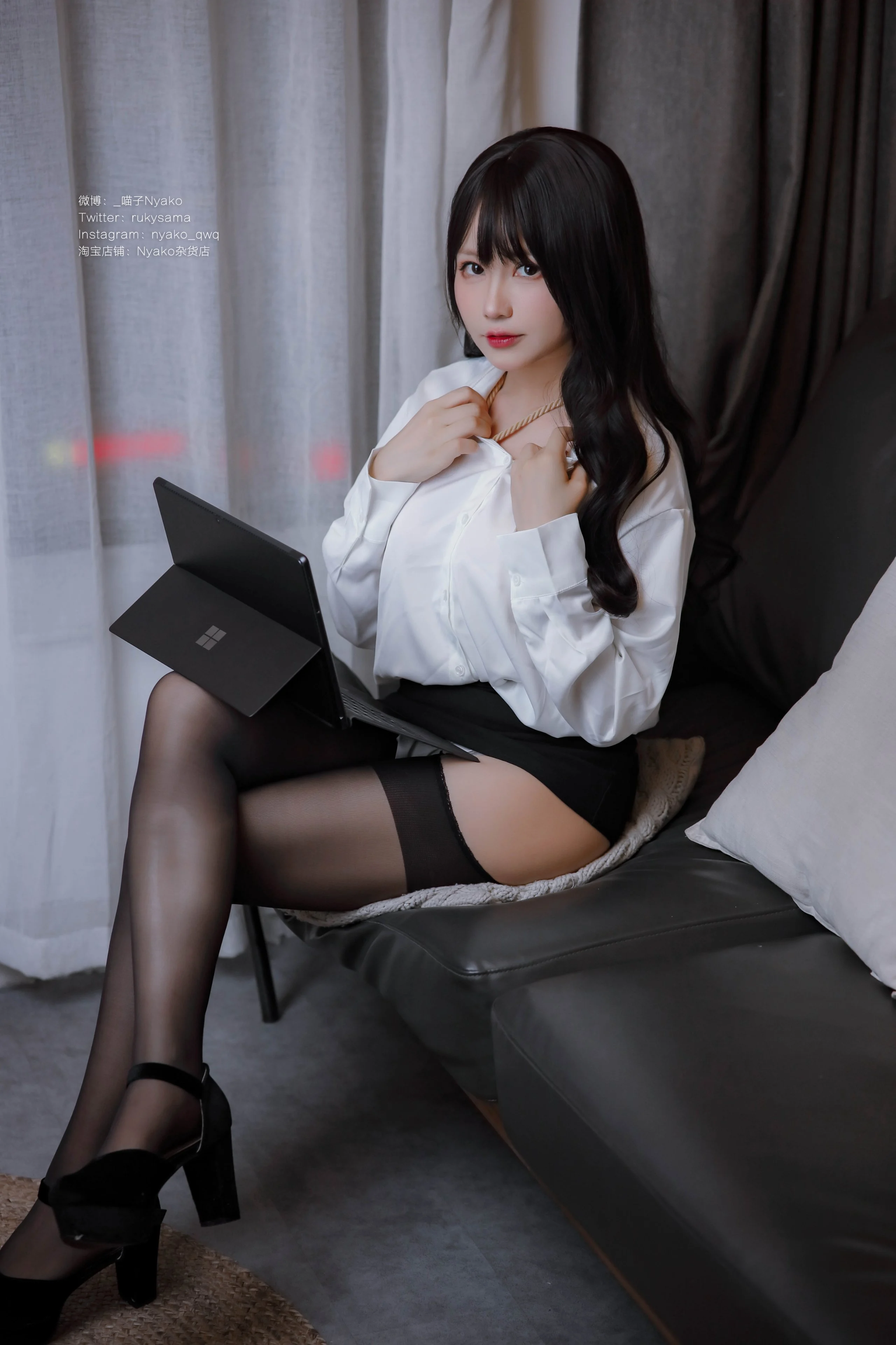 (4)