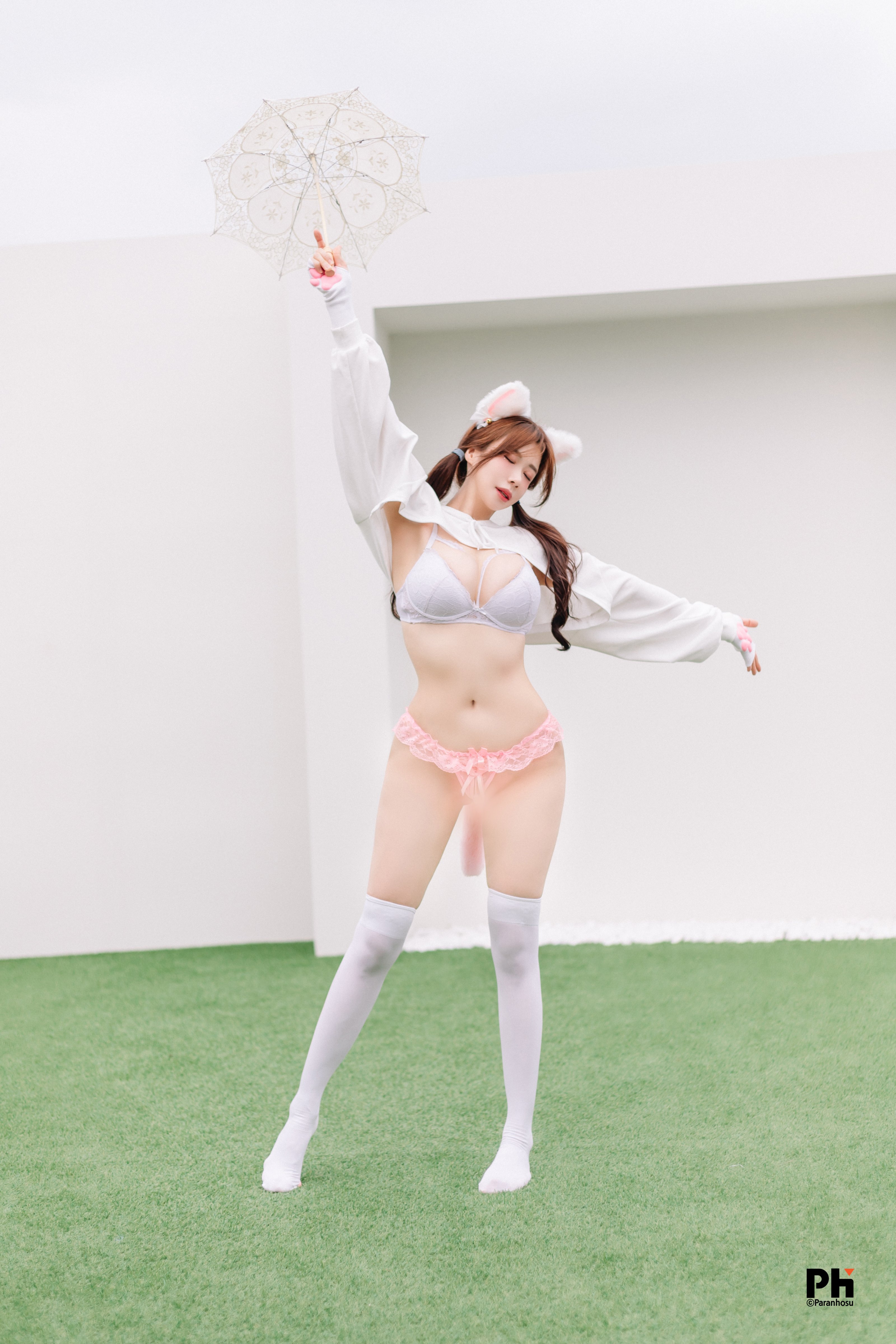 Paranhosu-Sia_S22-2022-Photo-Book-Vol-4-Meow-Meow-Punch-0031-3757801109