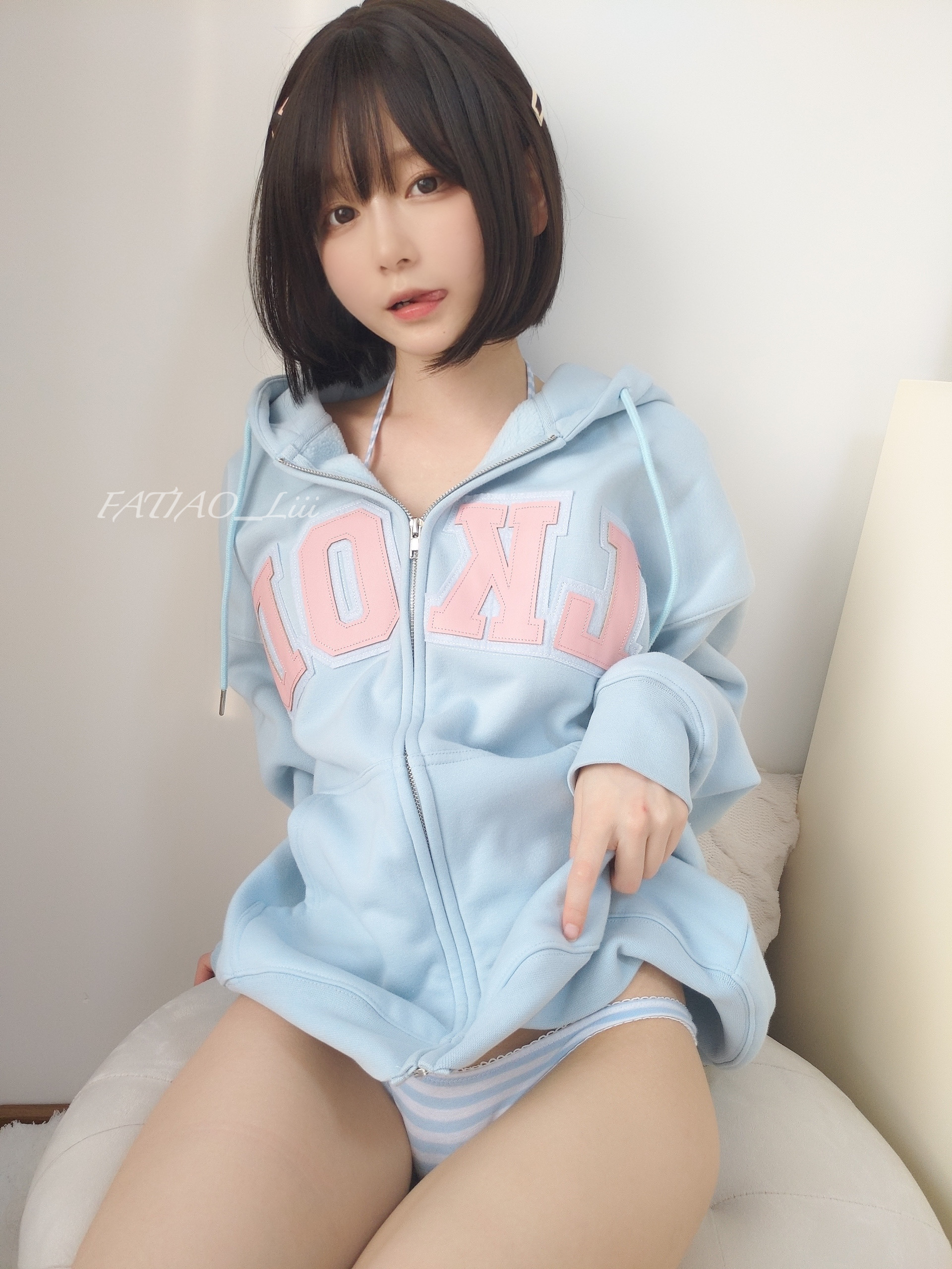 2022-12-03 青と白 [22P2V-75MB