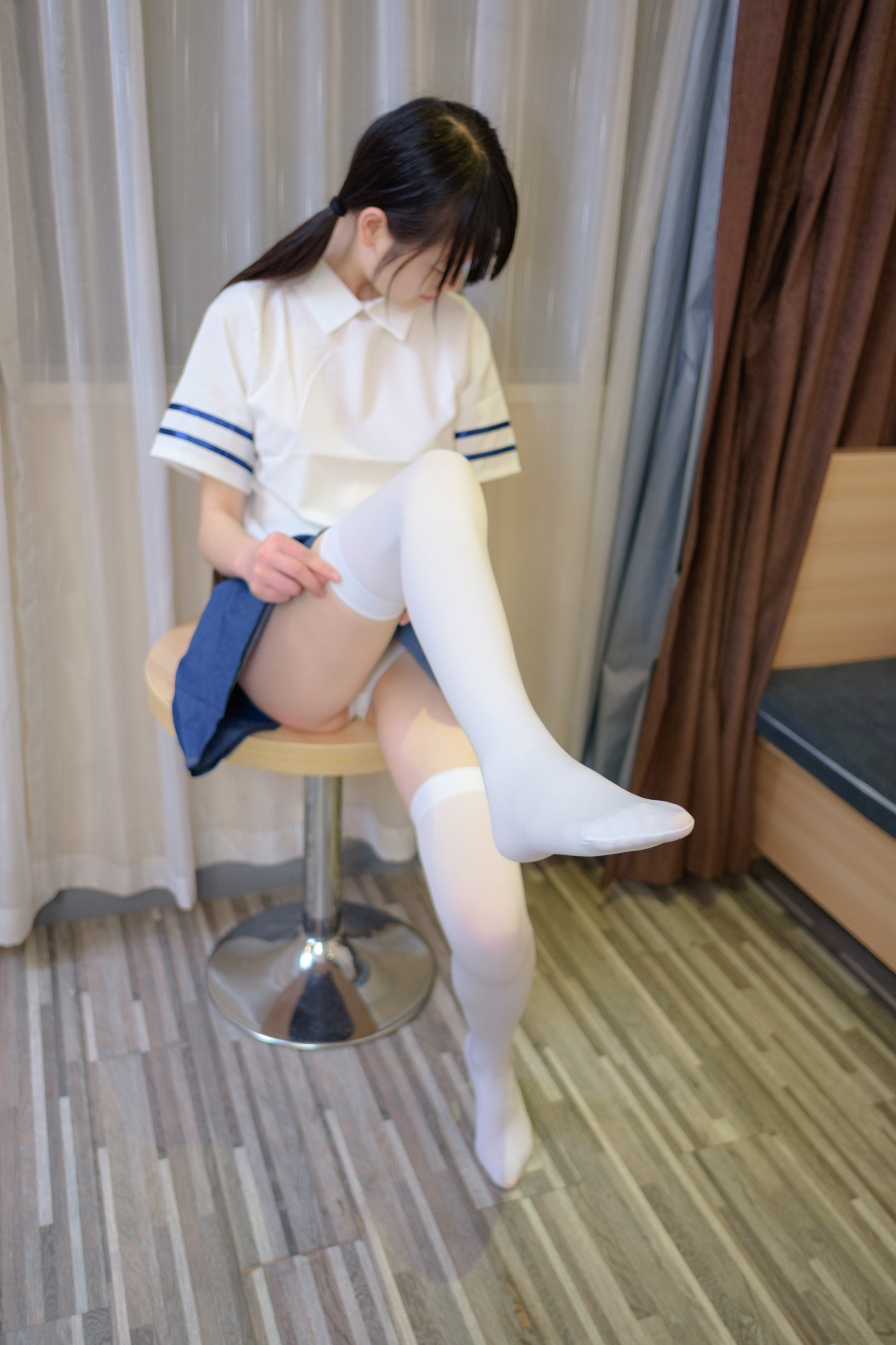 049